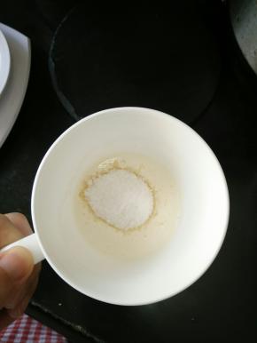 淡奶油加入糖粉。