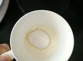 淡奶油加入糖粉。