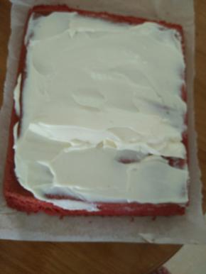 抹在蛋糕卷上，卷起来。用油纸包好放到冰箱冷藏一个小时。