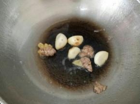 热锅凉油下姜和蒜头，煸至蒜头有点焦黄。
