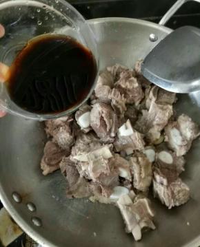 把牛排倒进去，加入料酒翻炒片刻，取适量耗油、老抽、白糖、盐，用少许水化开，然后倒到牛排里。