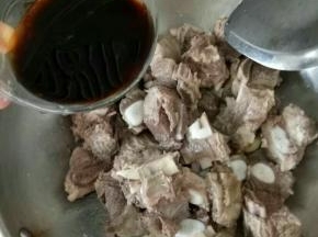 把牛排倒进去，加入料酒翻炒片刻，取适量耗油、老抽、白糖、盐，用少许水化开，然后倒到牛排里。