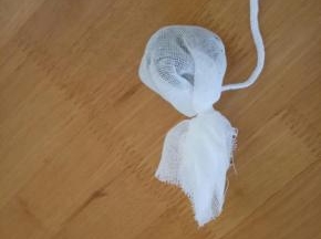倒出来用纱布包好，绑紧。