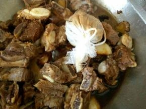 翻炒几分钟后放入香料包。继续翻炒均匀后，把牛排倒进高压锅压15分钟。