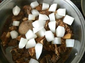 加入萝卜和蟹味菇，继续焖到萝卜软烂即可。