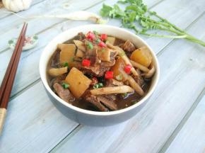 剪一个辣椒放在上面。