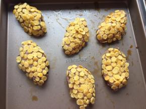 再将鸡翅放入烤盘中