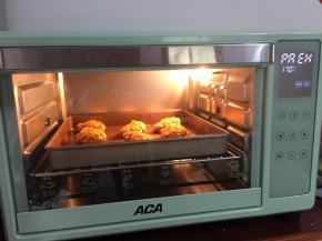 然后放入ACA智能烤箱中层按烤鸡键30分钟即可