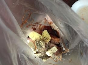 鸡翅洗净后将所有材料一起放入保鲜袋中搅拌均匀后放入冰箱冷藏过夜