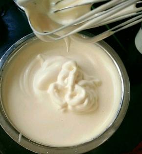 打发，提起打蛋器滴落的蛋液不容易消失。