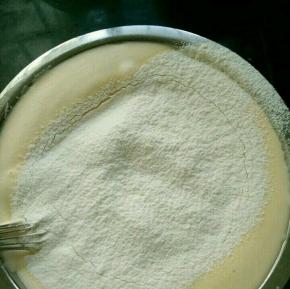 发三次筛入低筋面粉。