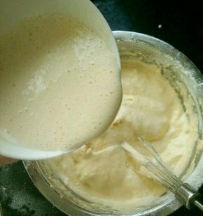 重新倒回蛋糕糊里，继续翻拌至顺滑。