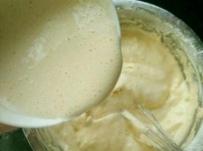 重新倒回蛋糕糊里，继续翻拌至顺滑。