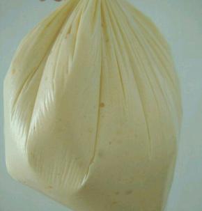 把蛋糕糊装到保鲜袋里，绑紧袋口。