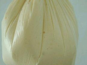 把蛋糕糊装到保鲜袋里，绑紧袋口。