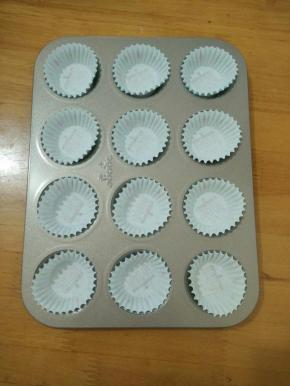 模具提前放纸杯。