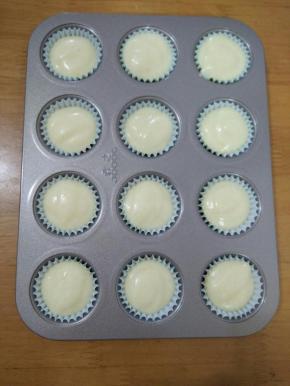 保鲜袋剪个角，把蛋糕糊挤到纸杯，八分满。