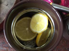 柠檬片也放入焖烧罐内
