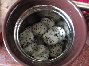 火龙果放入焖烧罐里