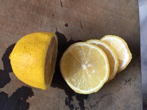 切半个柠檬，切成薄片