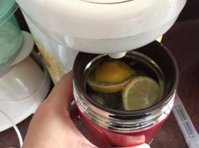 加满开水，盖上盖子焖15分钟