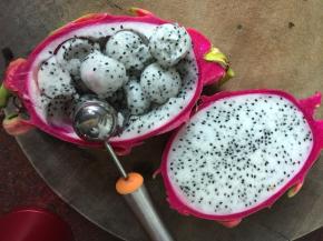 火龙果用水果勺勺出球状