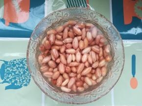 花生米用清水泡一天。