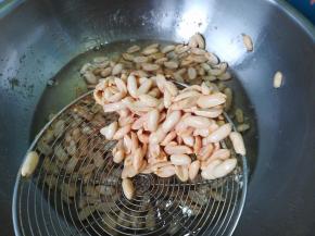 小火炸至花生米变色。这是个耐心活儿，沉住气，小火炸。