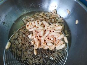 小火炸至花生米变色。这是个耐心活儿，沉住气，小火炸。