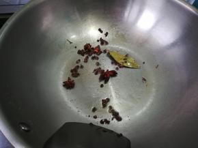 锅中留少许油，入花椒八角香叶炒香！