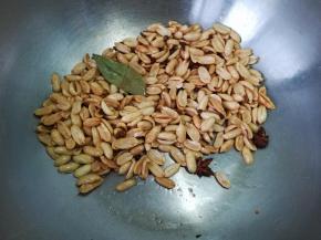 倒入炸好的花生米炒匀。