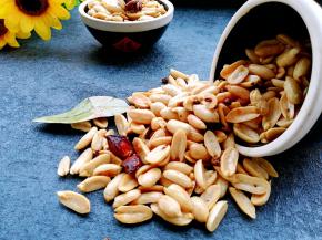 待花生米凉透，撒适量盐，拌匀。