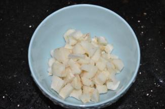 马蹄去皮，洗干净，切粒