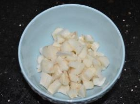 马蹄去皮，洗干净，切粒