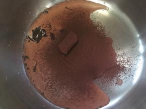 牛奶加巧克力跟可可粉小火加热至巧克力融化，之后凉至常温