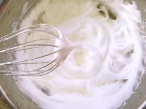 蛋白加几滴柠檬汁，分三次加入砂糖，打发至硬性发泡，打蛋器提起有个直立的小三角