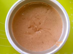 之后抬高20厘米倒入模具内，入烤箱150度烤45分钟，出炉凉透