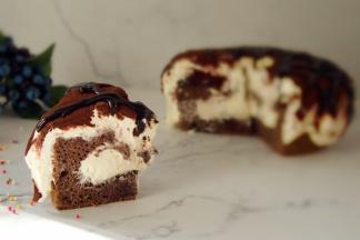 切开后，蛋糕包裹上满满的淡奶油，配上巧克力的浓香，很吸引人