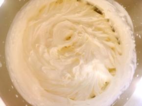 淡奶油加糖粉打至8分发泡