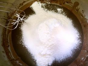 过筛低筋面粉，画Z字搅拌均匀