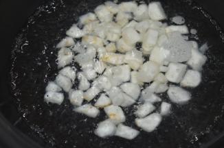 少一点开水，把马蹄粒放入煮至肉质变透，盛起沥干水备用