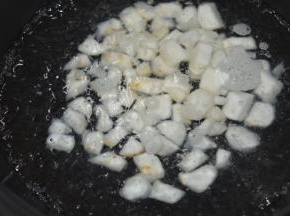 少一点开水，把马蹄粒放入煮至肉质变透，盛起沥干水备用