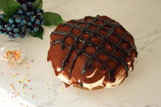 裱花袋剪个小口，将甘纳许淋在蛋糕表面，脏脏蛋糕就做好啦