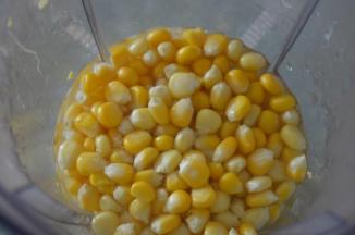 玉米蒸熟后倒入搅拌机，加入300g水、打成玉米汁