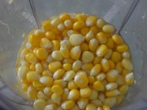 玉米蒸熟后倒入搅拌机，加入300g水、打成玉米汁