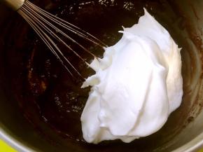 烤箱预热160度，将打发好的蛋白分次加入到可可面糊中翻拌均匀