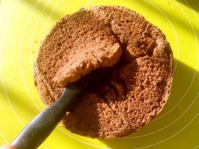 凉透蛋糕脱模，切掉顶层，用刀在中间插个口，之后压低刀柄，在蛋糕内部划一圈，让蛋糕内部出现分层，注意力度，别划破蛋糕底部跟侧面