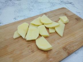 土豆对半切开，再切成片