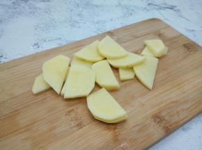 土豆对半切开，再切成片