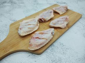 鸡翅，正反两面划上两刀。